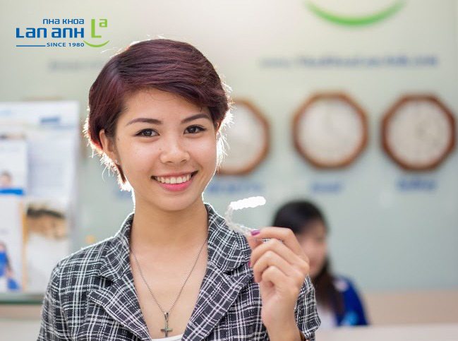 Răng em bị sậm màu, em nên tẩy trắng răng hay làm răng sứ?