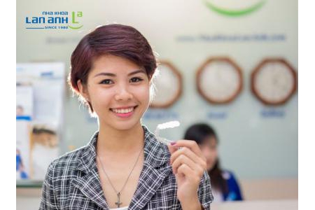 Răng em bị sậm màu, em nên tẩy trắng răng hay làm răng sứ?