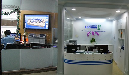 Labo trang bị tại chỗ của NKLA với hệ thống CAD/CAM được phóng lớn trên màn hình, giúp thiết kế phục hình đạt được độ chính xác tối đa!
