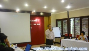 Nha sĩ Võ Quốc Tuấn trình bày Nha si Vo Quoc Tuan dien gia