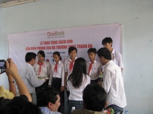 Học sinh được nhận sách khuyến học Hoc sinh duoc nhan sach khuyen hoc