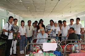 Hoi tham tai giuong benh nhan