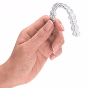 khay invisalign thuc te cam tren tay