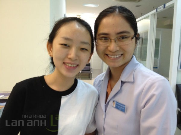 hinh: benh nhan 16 tuoi truoc khi dieu tri chinh nha, dang duoc chuan bi gan mac cai.