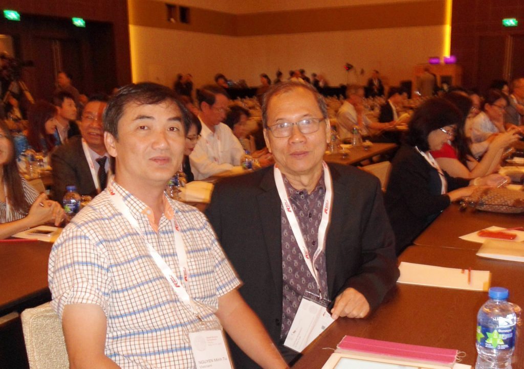 dai dien cua nha khoa lan anh tham du hoi nghi implant