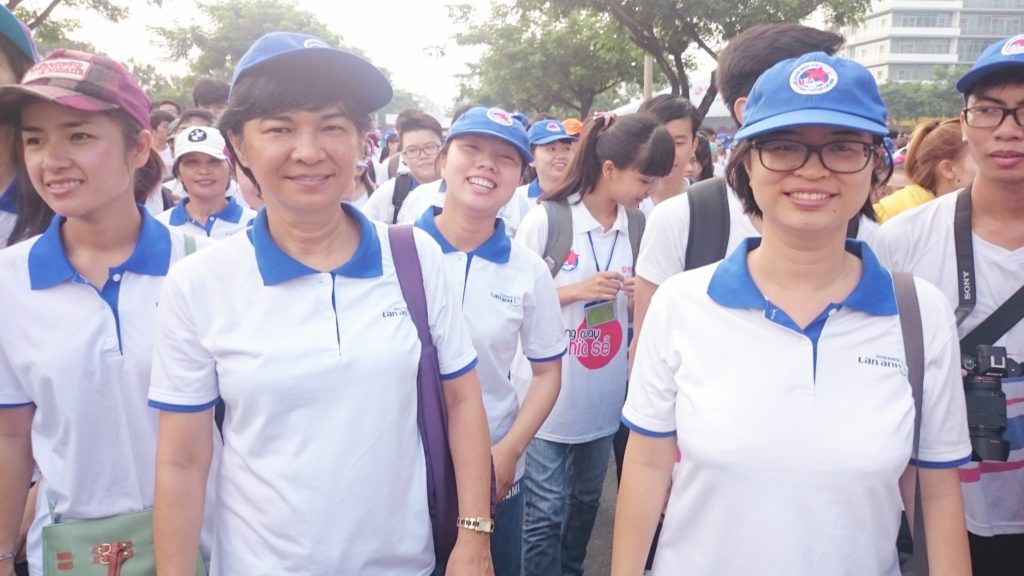 thanh vien trong ban giam doc nha khoa lan anh gom gddh. ba nguyen bich lan va pgd. vo lan anh cung cac ban thanh vien nha khoa.