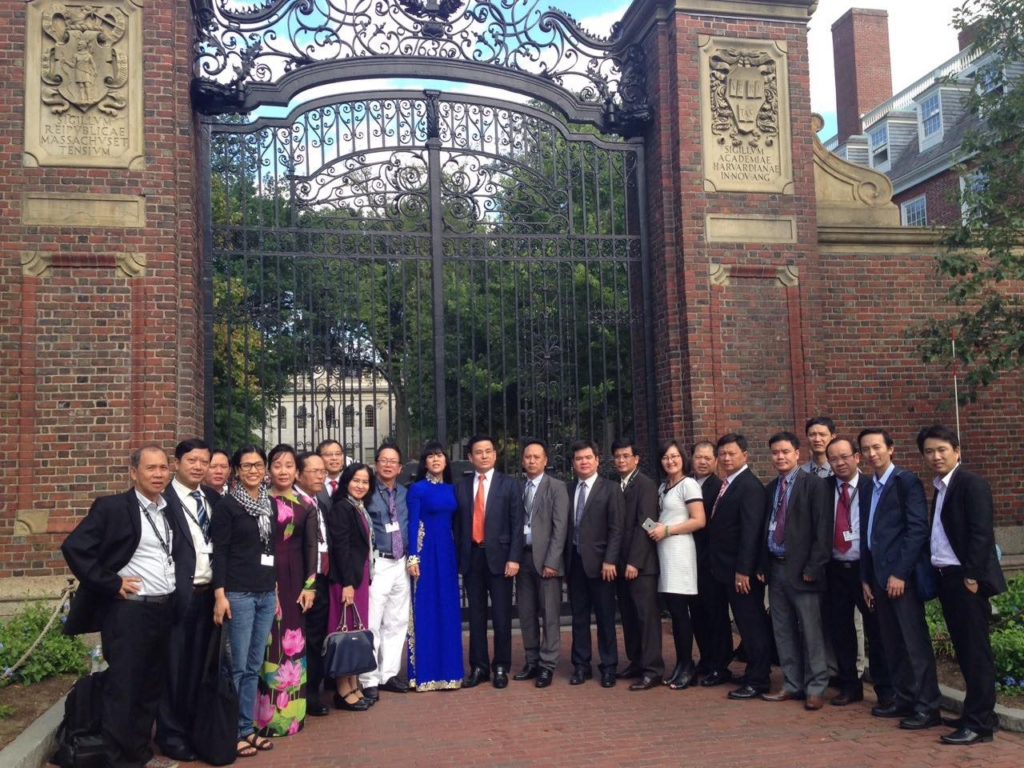doan bs vn truoc cong truong. chiec khan ran vn trong khuon vien harvard nhu mot bieu hien hoi nhap cua vn vao nen giao duc the gioi.
