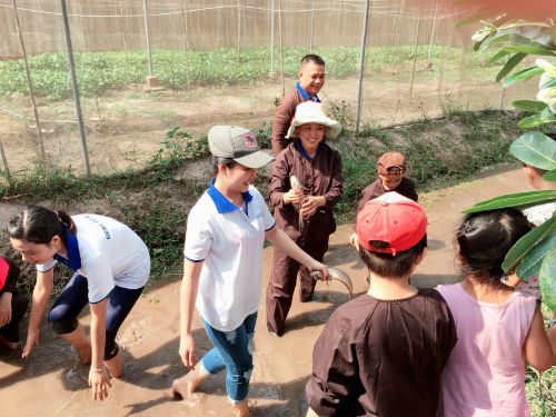 moi nguoi cung nhau choi tro be muong bat ca.