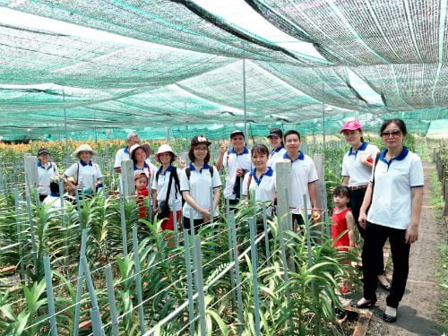 thanh vien cua nha khoa da co dip cung nhau di tham quan vuon lan