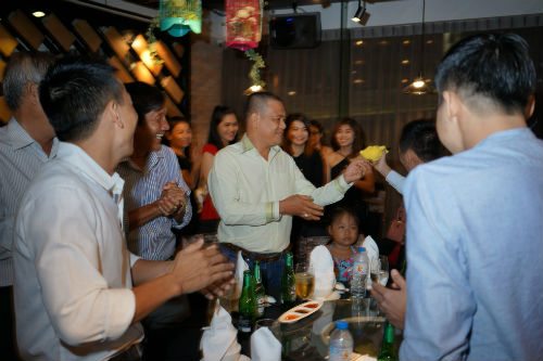 Nhan vien nha khoa Lan Anh tham gia tro choi