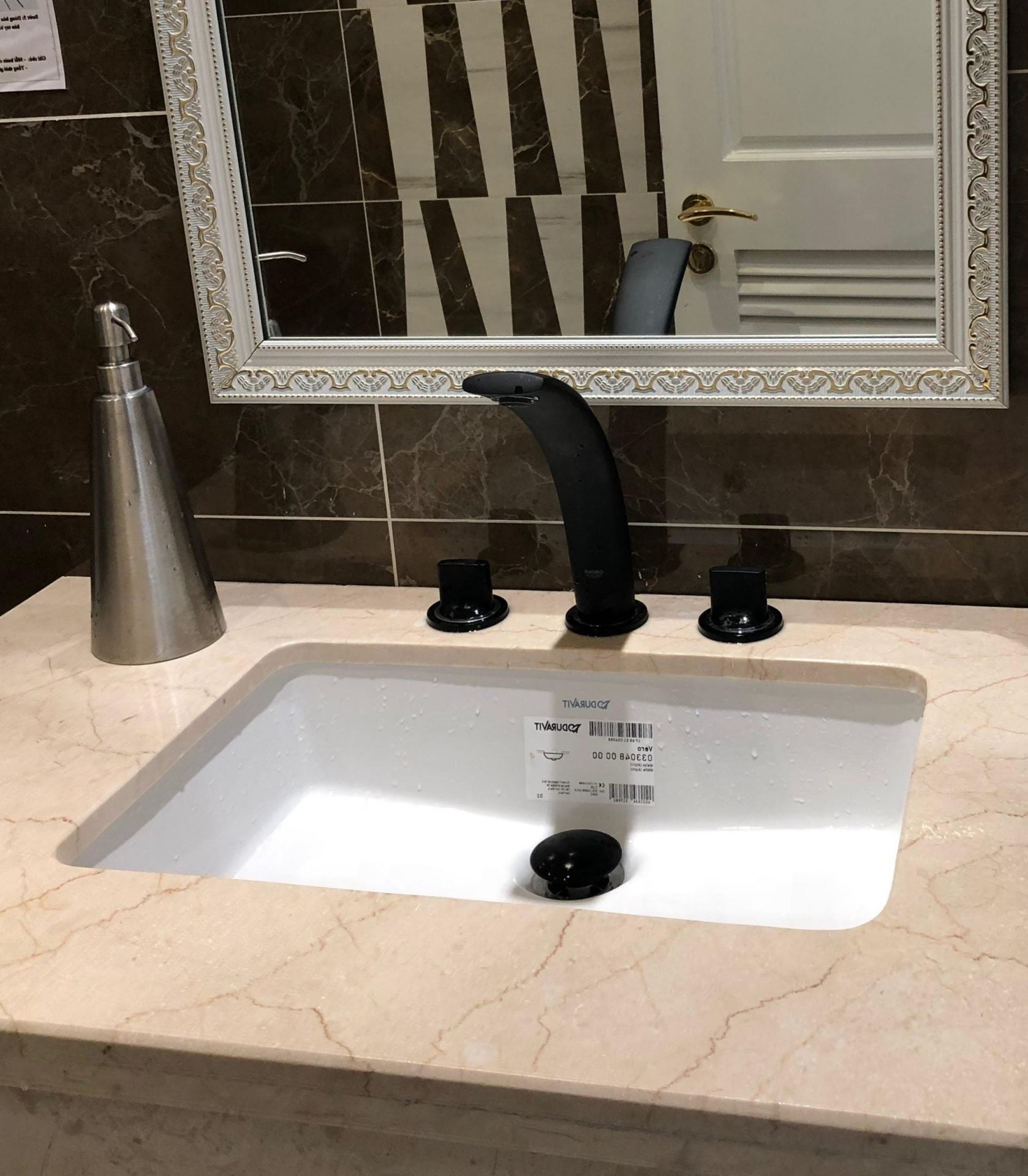 voi nuoc su dung thuong hieu grohe noi tieng, san xuat hoan toan tai duc cung mau den sang trong giup ban co cam giac nhu dang o spa!